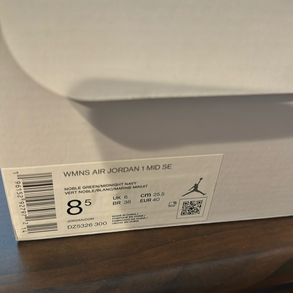 Womens NIKE JORDAN - Picture 2 of 7
